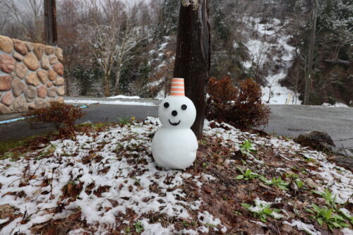 外に置かれた雪だるま